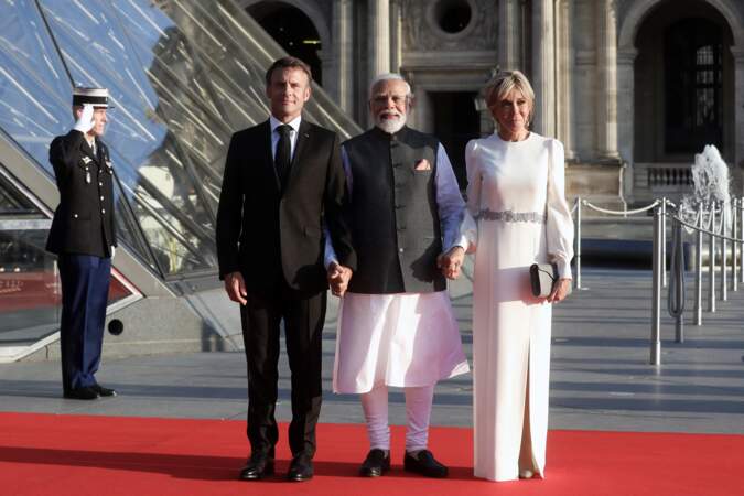 Le président français Emmanuel Macron et la première dame, Brigitte Macron au dîner au musée du Louvre en l'honneur du Premier ministre indien Narendra Modi à Paris
