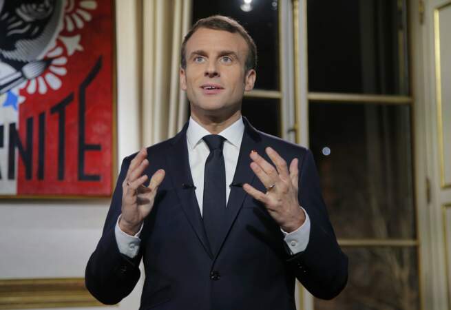 En juin 2018, Emmanuel Macron est filmé dans son bureau à l'Élysée. 