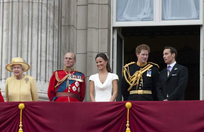 Et le frère et la soeur de Kate, James et Pippa, s'affichent complices aux côtés du prince Harry.