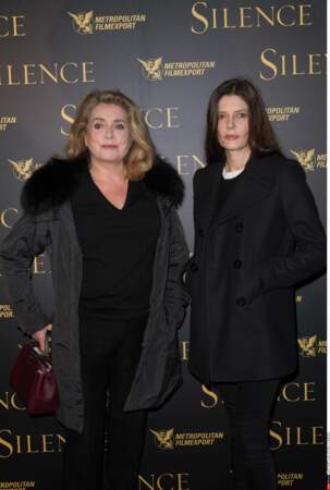 Elle grandit dans une famille d'artistes, sa grand-mère étant nulle autre que Catherine Deneuve.