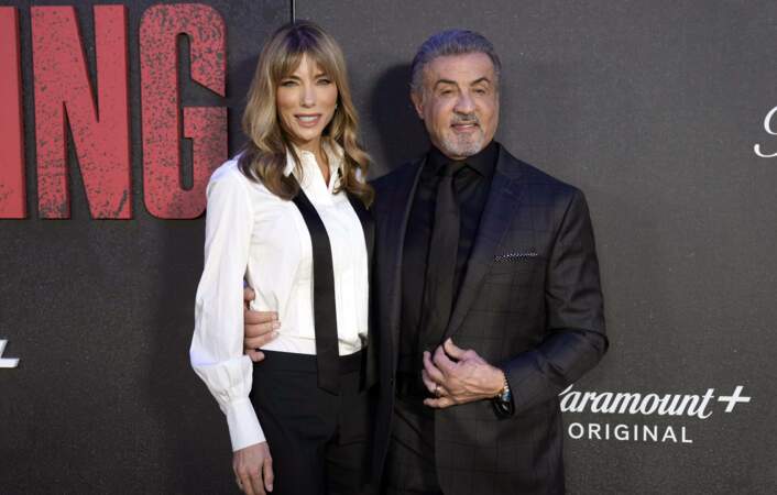 Dans les années 80, après son divorce avec Sasha Czack et la naissance de ses deux fils, Sylvester Stallone a retrouvé l’amour dans les bras de Jennifer Flavin.