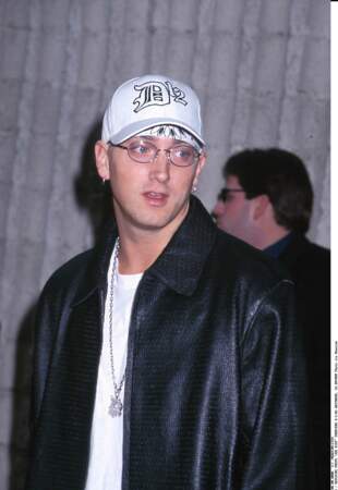 Mais Eminem, qui a lui-même grandi au sein d’une famille déchirée, fait tout son possible pour la protéger.