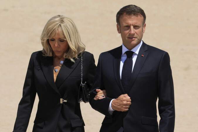 Brigitte et Emmanuel Macron lors de l'hommage national à Léon Gautier, vétéran du débarquement en Normandie