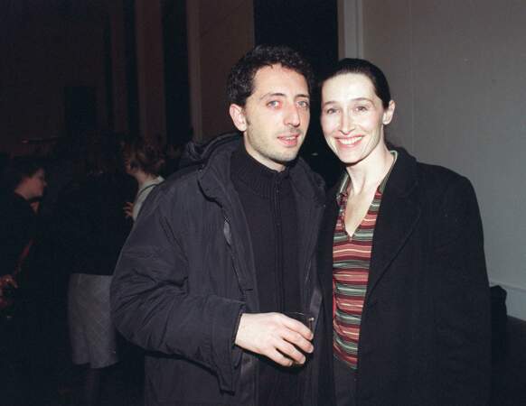 Tout commence en 2000. À cette époque, Gad Elmaleh est déjà l’humoriste à succès que l’on connait lorsqu’il fait la rencontre de l’actrice Anne Brochet.