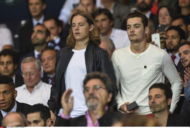 Une enfance, comme celle de ses frères, biberonnée au football... Et particulièrement au PSG, équipe fétiche de Nicolas Sarkozy.  
