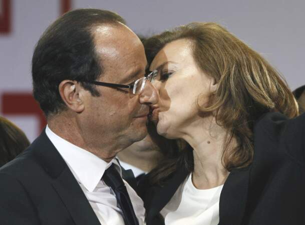 L’Élysée en tête, François Hollande se concentre sur sa carrière politique, et convole, dans le secret, au bras d’une femme : Valérie Trierweiler.