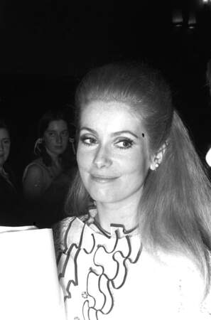 Pour le film, Catherine cède d’ailleurs son patronyme au profit de la carrière de sa sœur et sous les conseils de leur mère : "On ne peut pas dire Dorléac et Dorléac". Catherine Deneuve, l’actrice, nait alors !