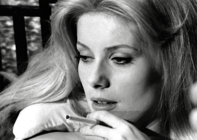 Bien plus que le monde du cinéma, Catherine Deneuve est dévastée. Mais la jeune femme fragile et timide qu’elle est se transforme en pilier pour les siens.