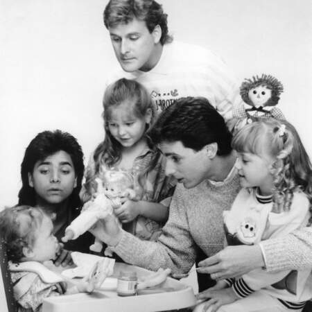 La série racontait l’histoire de Danny Tanner, papa solo de trois filles, aidé au quotidien par son meilleur ami, Joey, et son beau-frère, Jesse.