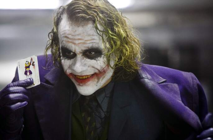 En 2008, il incarne à la perfection le personnage du Joker dans "The Dark Knight" et impressionne le public. 