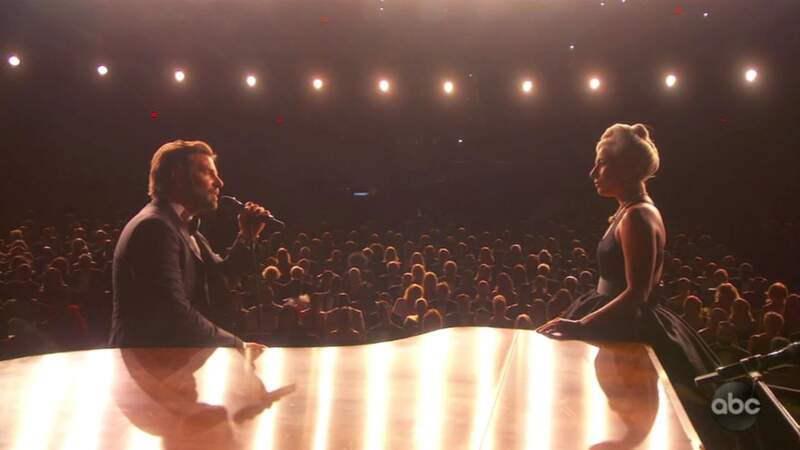Ce soir-là, alors que le film remporte l’Oscar de la meilleure chanson originale avec "Shallow", Lady Gaga et Bradley Cooper surprennent l’assemblée.