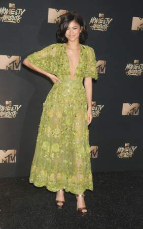 Sur le tapis rouge des MTV Movie Awards la même année, Zendaya a pris la pose avec une robe verte, légèrement transparente. 