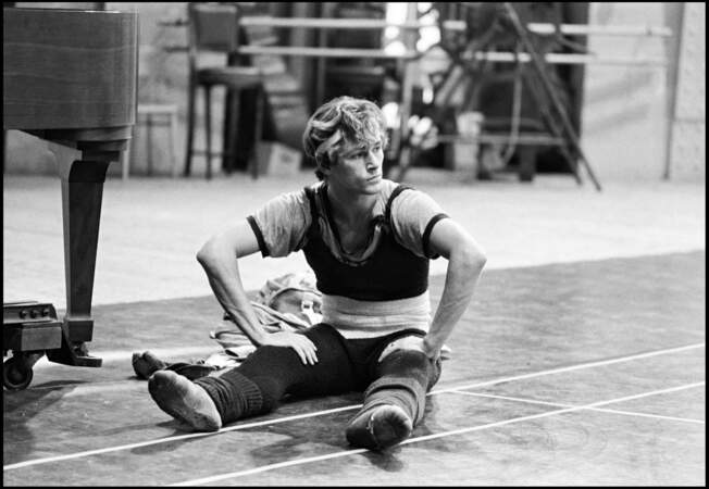 À 16 ans, après avoir intégré la prestigieuse école de danse de l’Opéra de Paris, Patrick Dupond se fait remarquer par son talent, mais aussi son indiscipline.