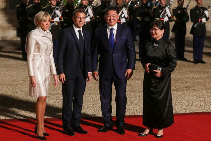 Le couple Macron aux côtés du Président de la Mongolie, Ukhnaagiin Khürelsükh,  et de sa femme Bolortsetseg.