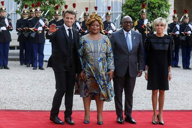 Le couple Macron aux côtés du Premier ministre de la République démocratique du Congo, Jean Michel Soma Lukonde Kyenge, et de son épouse. 