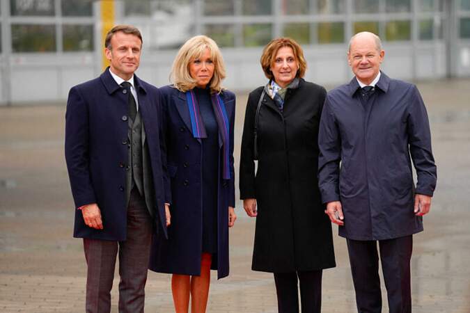 Le couple Macron aux côtés du chancelier allemand Olaf Scholz et de son épouse. 