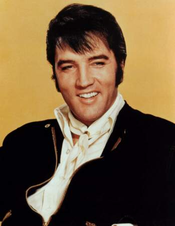 Quatre ans après le divorce, Elvis Presley décède à l’âge de 42 ans d’un arrêt cardiaque. 