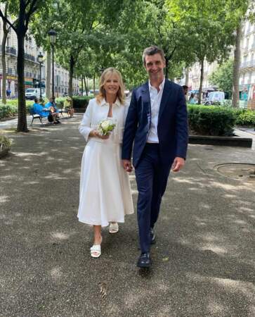 Portés par un nuage d’amour, Karin Viard et Manuel Herrero se sont mariés en 2022, lors de deux cérémonies : une civile en juin, et une religieuse en octobre !